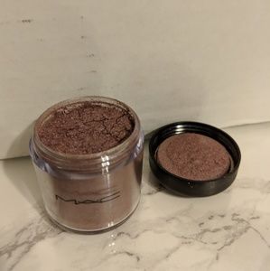 Mac pigment in Circa Plum
